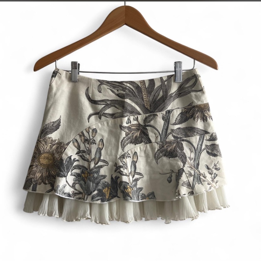 Louis Verdad Cream + Grey Floral Mini Skirt with Ruffles Sz Xs